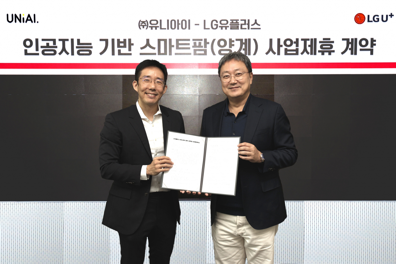 임장혁(오른쪽) LG유플러스 기업신사업그룹장과 백승환 유니아이 대표가 인공지능 기술을 기반으로 한 스마트양계 사업을 위한 제휴식에서 기념 사진을 찍고 있다. [LG유플러스 제공]
