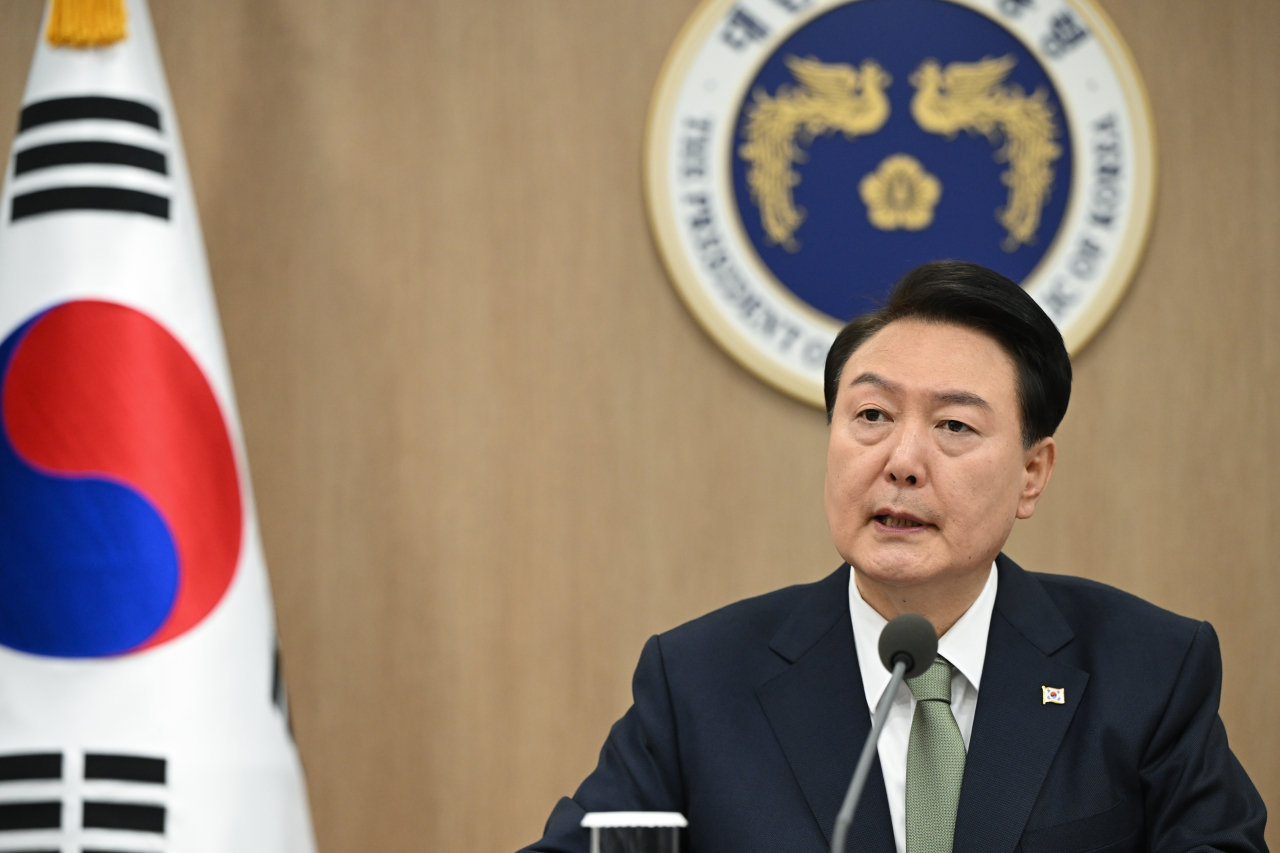 윤석열 대통령이 30일 서울 용산 대통령실 청사에서 열린 국무회의에서 발언 중인 모습. 윤 대통령은 “은행에 종노릇을 하는 것 같다”는 한 소상공인의 발언을 전하는 형식을 빌어 은행권을 질타했다. [연합]