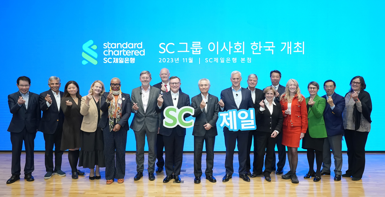 지난 8일 서울 종로구 SC제일은행 본사에서 열린 SC그룹 연말 글로벌 타운홀에서 박종복(가운데) SC제일은행장이 (박 행장 왼쪽)호세 비냘스 SC그룹 이사회 의장과 빌 윈터스(박 행장 오른쪽) SC그룹 회장을 포함한 SC그룹 이사진 및 경영진들과 함께 기념촬영을 하고 있다.[SC제일은행 제공]