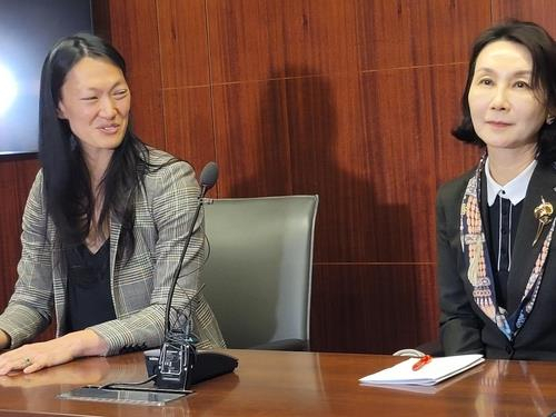 Ambassador Julie Turner (left), the new US special envoy for North Korean human rights issues, and Lee Shin-wha, South Korea's ambassador-at-large for international cooperation on North Korean human rights, attend a press meeting in Washington, D.C., on Wednesday. (Yonhap)
