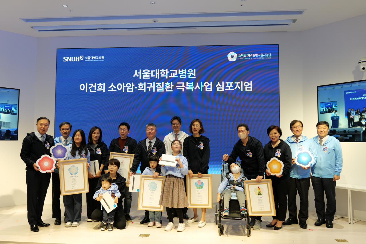 [사진] 최영무 삼성사회공헌업무총괄 사장(뒷줄 왼쪽 1번째), 김영태 서울대병원장(뒷줄 왼쪽 2번째), 김한석 소아암·희귀질환사업단장(뒷줄 왼쪽 7번째), 최은화 서울대병원 소아진료부원장(뒷줄 오른쪽 3번째), 최재형 국민의힘 국회의원(뒷줄 오른쪽 2번째), 박중신 서울대병원 진료부원장(뒷줄 오른쪽 1번째)