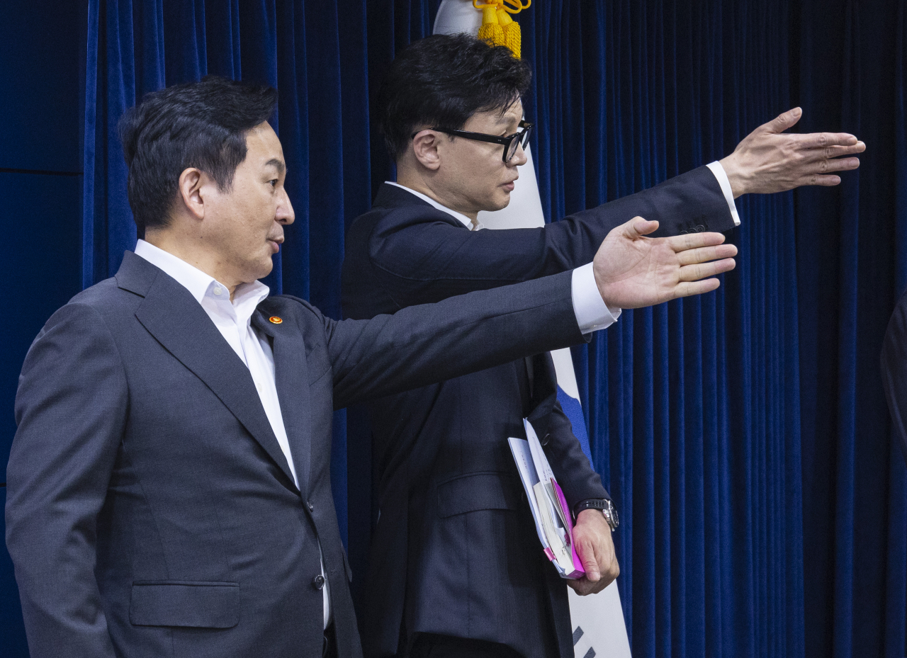 한동훈 법무부 장관(오른쪽)과 원희룡 국토교통부 장관이 1일 오후 서울 종로구 정부서울청사에서 열린 전세 사기 발본색원 및 충실한 피해 회복 지속 추진을 위한 관계부처 합동브리핑에 참석해 취재진 질문을 받고 있다. [연합]