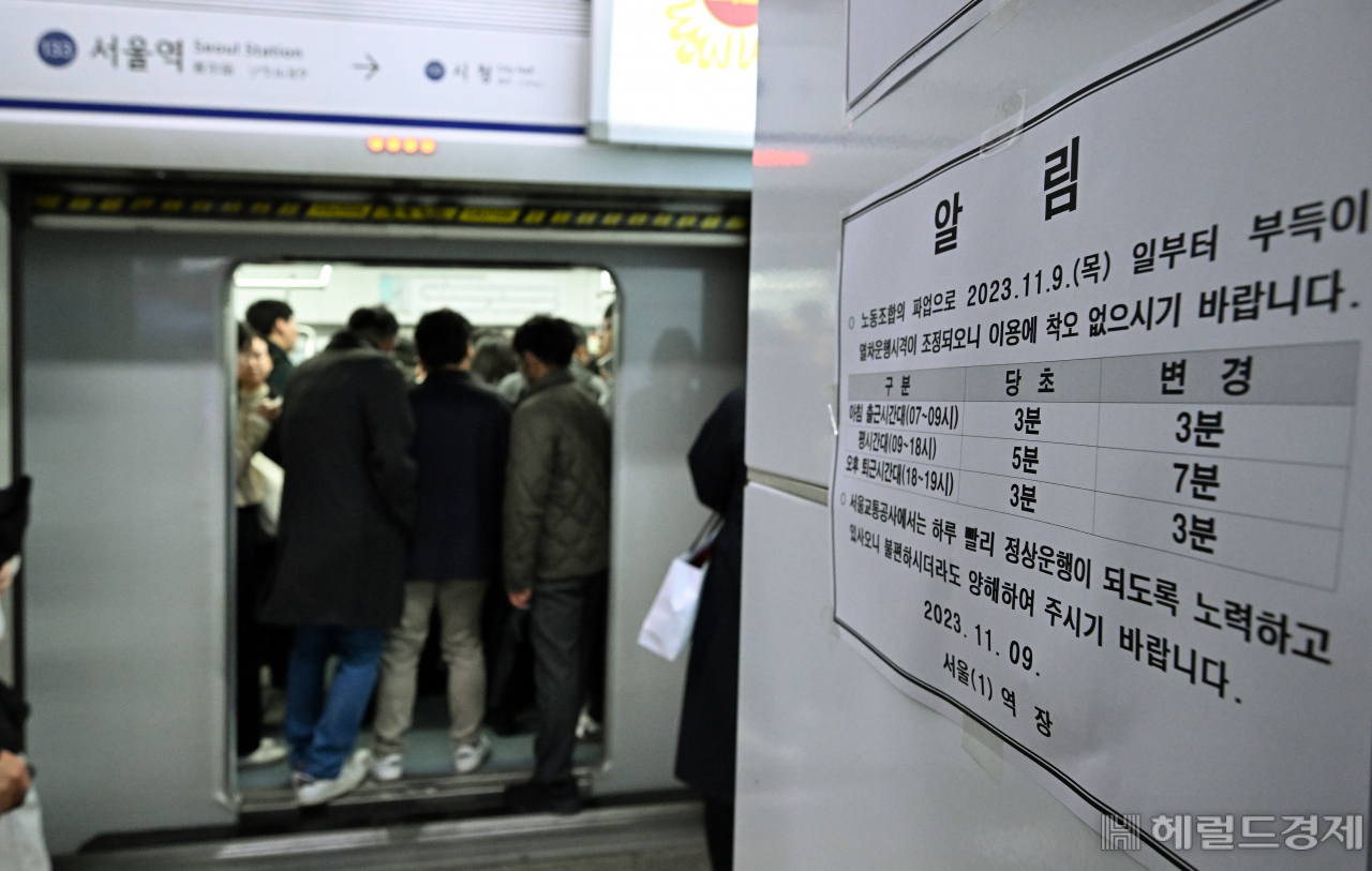 서울교통공사 노조가 인력 감축과 안전 업무 외주화 철회 등을 요구하며 9일부터 이틀간 경고 파업에 돌입한다. 이날 오전 서울 중구 지하철 1호선 서울역 승강장에 운행조정 안내문이 부착되어 있다. 임세준 기자