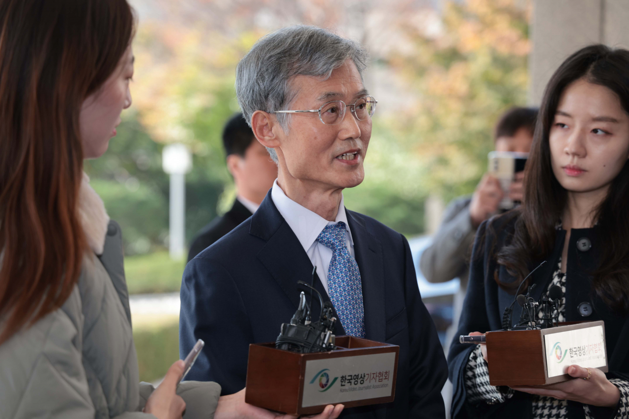 차기 대법원장 후보로 지명된 조희대 전 대법관이 9일 오전 안철상 선임 대법관을 접견하기 위해 서울 서초구 대법원으로 들어서며 취재진의 질문에 답하고 있다. 연합뉴스