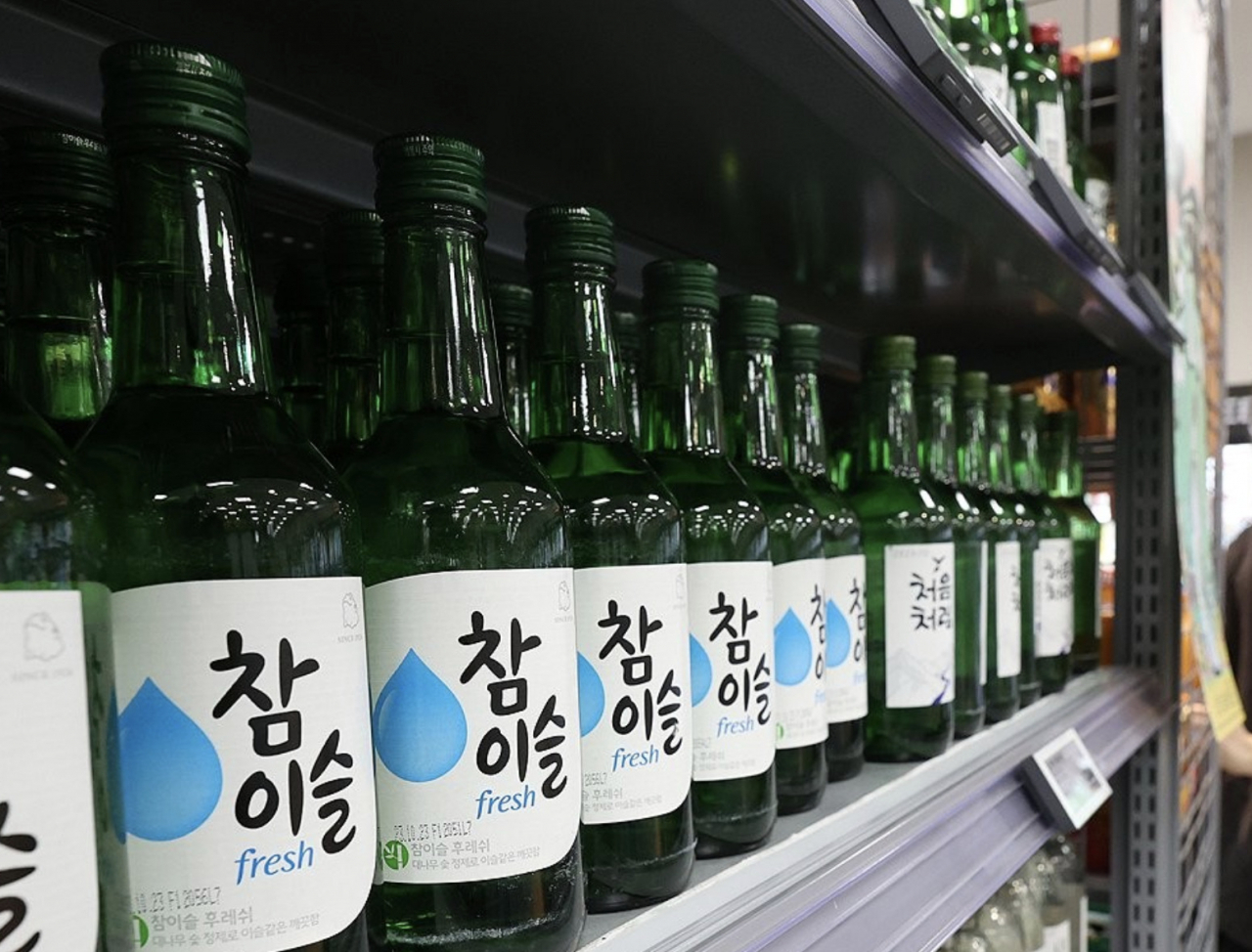 서울 시내 한 대형마트에 소주가 진열돼 있는 모습 [연합]