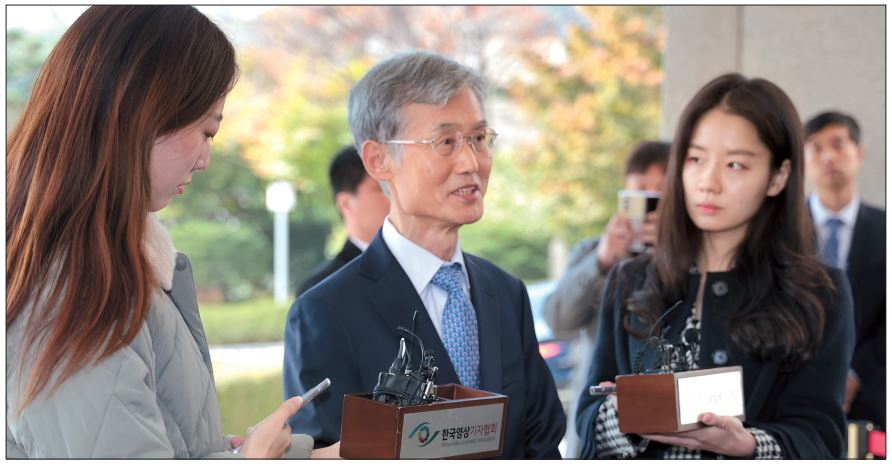 차기 대법원장 후보로 지명된 조희대 전 대법관이 9일 오전 안철상 선임 대법관을 접견하기 위해 서울 서초구 대법원으로 들어서며 취재진의 질문에 답하고 있다. [연합]