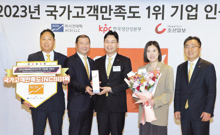 8일 서울 중구 롯데호텔에서 열린 ‘2023년도 국가고객만족도(NCSI) 1위 기업 인증식’에서 이창권(가운데) KB국민카드 사장이 참석 임직원들과 기념촬영하고 있다. [KB국민카드 제공]