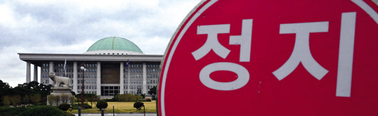 국회 본회의에서 ‘노란봉투법’(노동조합 및 노동관계법 개정안)과 방송3법(방송법·방송문화진흥법·한국교육방송공사법 개정안) 처리를 두고 여야가 정면 충돌할 것으로 예상되는 가운데 9일 오전 서울 여의도 국회는 여야의 극단적인 대치로 위기감이 감돌고 있다. 이상섭 기자