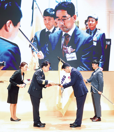 박세강(앞줄 오른쪽) 삼성바이오로직스 최고안전책임자가 ‘제22회 대한민국 안전대상’ 시상식에서 남화영 소방청장으로부터 대통령상을 수상하고 있다. [삼성바이오로직스 제공]