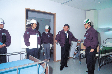 고 이건희 삼성 선대회장이 지난 1993년 12월 1일 삼성의료원 건설 현장을 점검하는 모습 [삼성 제공]