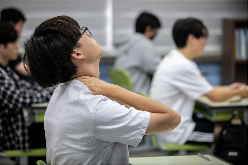 2024학년 대학수학능력시험 전 마지막 모의평가가 실시된 지난 9월 6일 오전 서울 소재 한 고등학교에서 학생들이 시험 전 몸을 풀고 있다. 해당 사진은 기사 본문과 관계 없음. [사진공동취재]