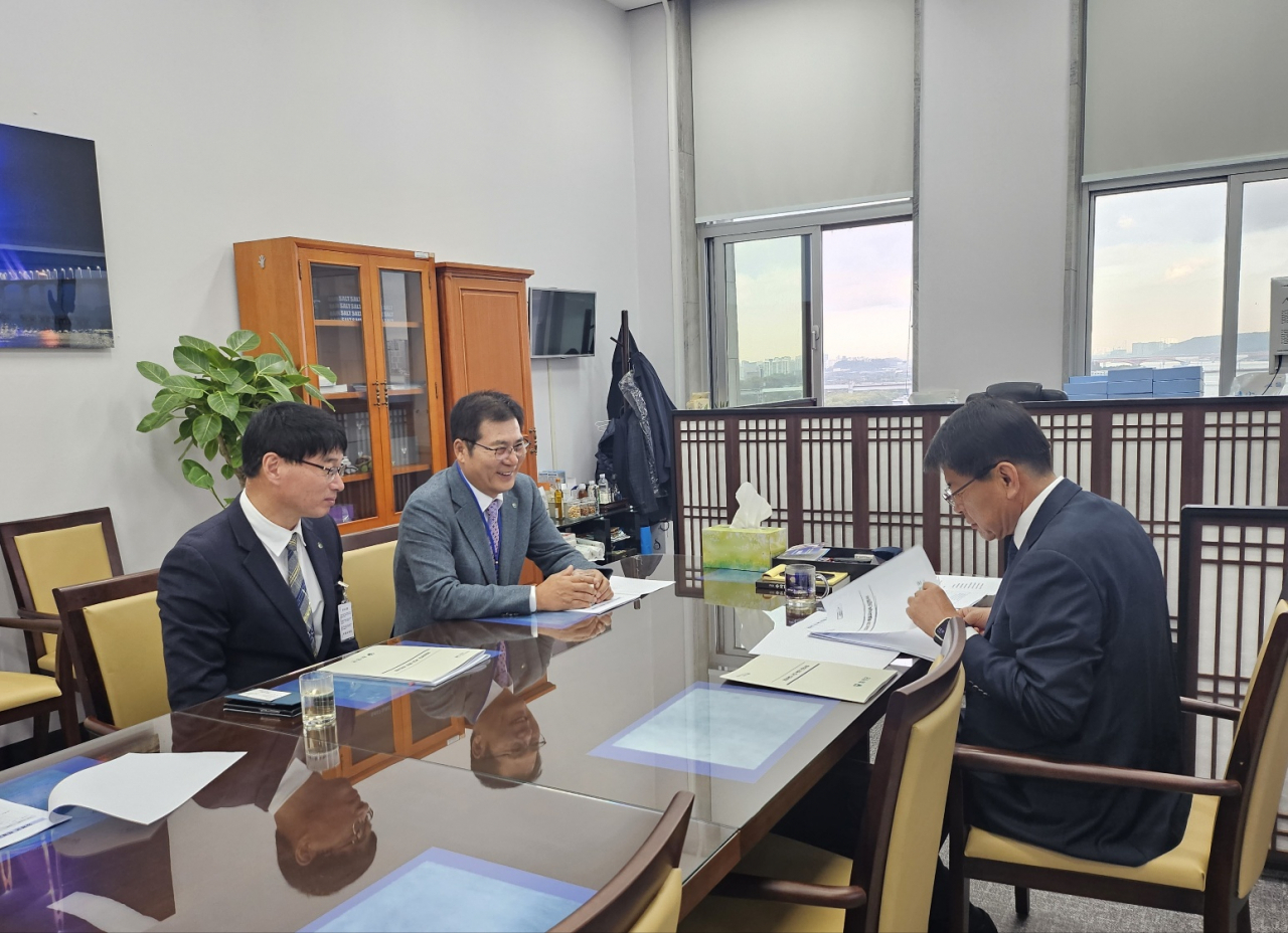 이상익 함평군수가 내년 예산확보를 위해 서삼석 예결위원장 면담하고 있다