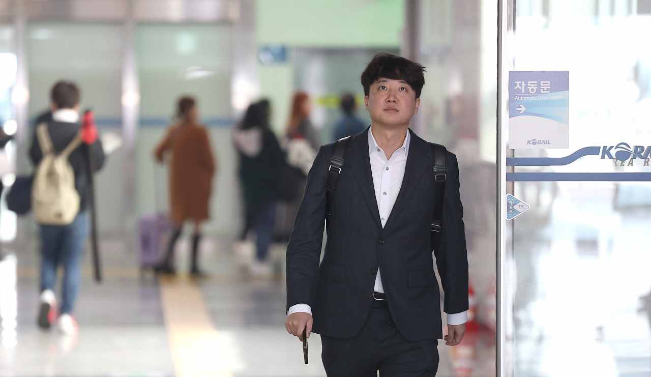 이준석 전 국민의힘 대표가 9일 동대구역에서 백브리핑하기 위해 이동하고 있다. [연합]