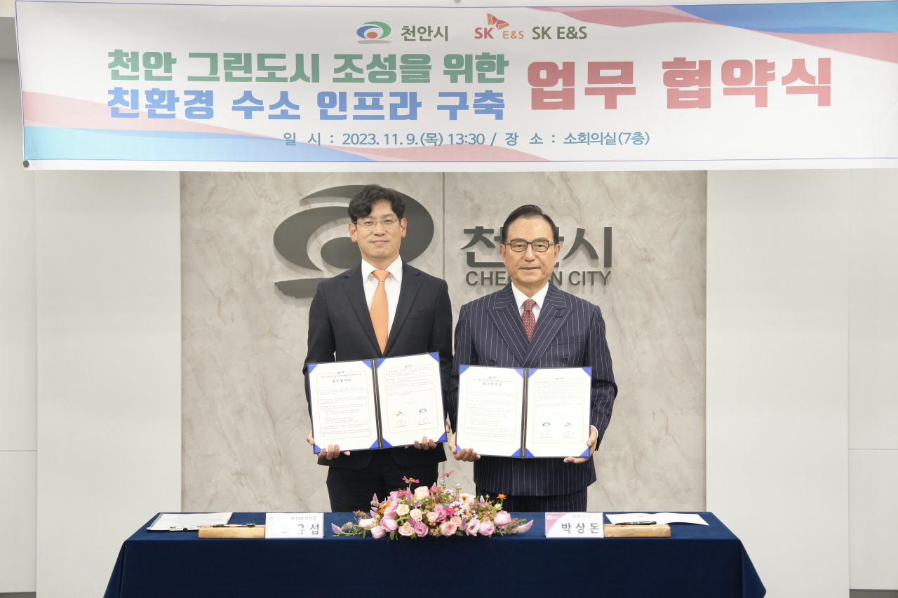 소유섭(왼쪽) SK E&S 부사장과 박상돈 천안시장이 9일 천안시청에서 열린 ‘천안 그린도시 조성을 위한 친환경 수소인프라 구축 업무협약식’에서 기념촬영을 하고 있다. [SK E&S 제공]