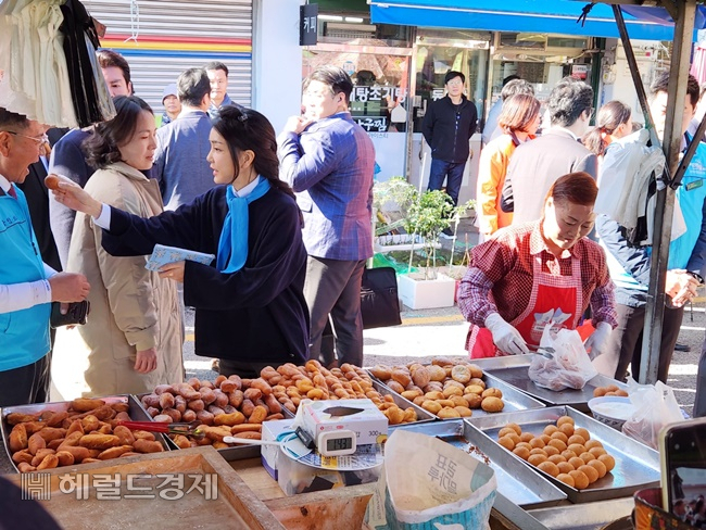 지난 7일 순천 아랫장을 찾은 김건희 여사가 시장상인회 대표에 찹쌀 도넛을 입에 넣어주고 있다. /박대성 기자.