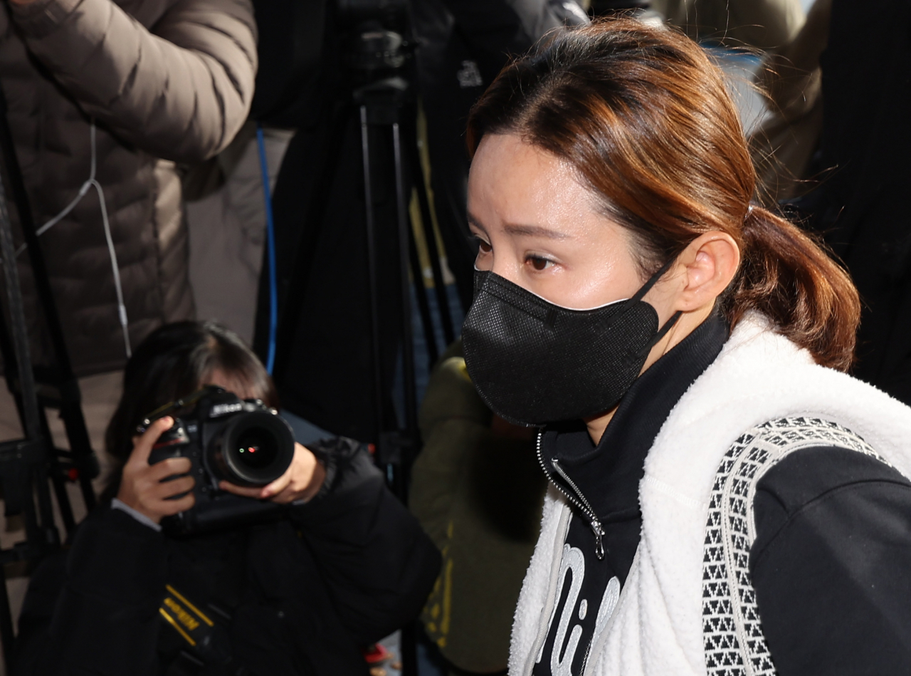 전창조씨의 사기 공범 혐의를 받는 전 펜싱 국가대표 남현희씨가 8일 오전 조사를 받기 위해 서울 송파경찰서로 들어서고 있다. [연합]