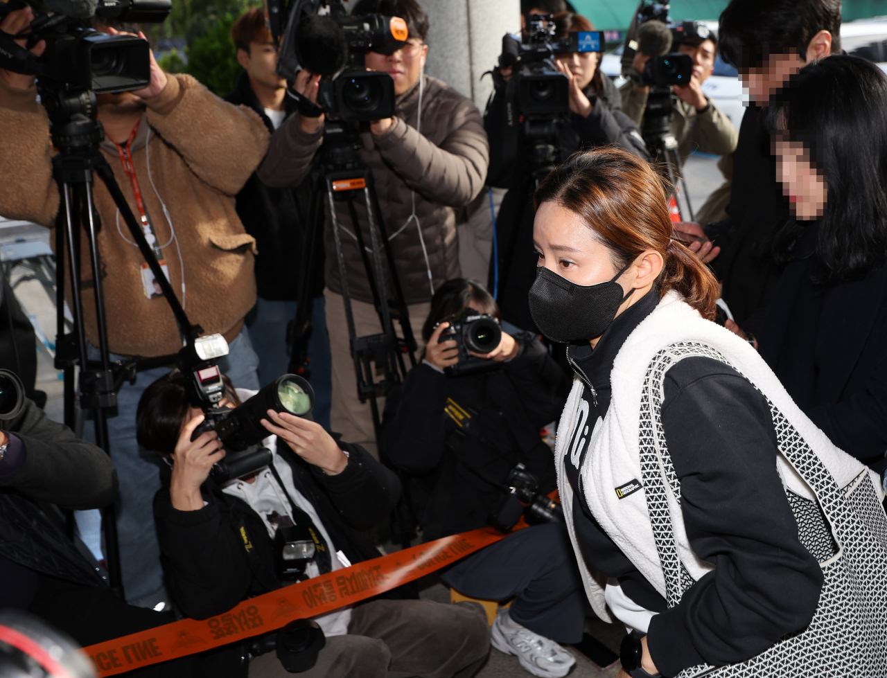 전청조씨의 사기 공범 혐의를 받는 전 펜싱 국가대표 남현희씨가 8일 오전 조사를 받기 위해 서울 송파경찰서로 들어서고 있다. [연합]
