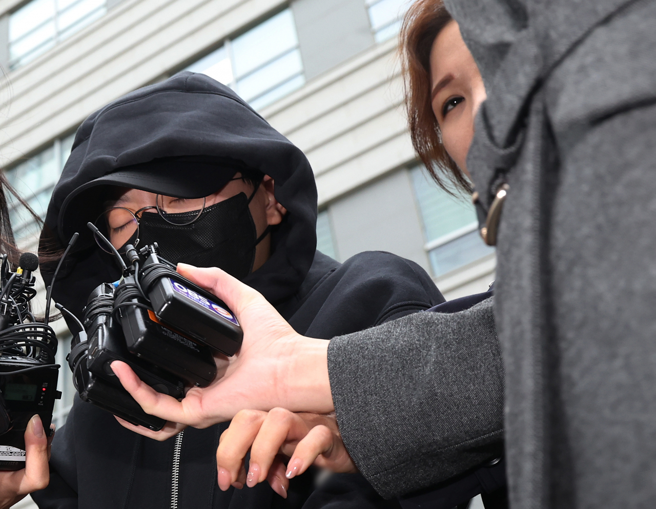 전 펜싱 국가대표 남현희씨 재혼 상대로 알려진 뒤 사기 의혹이 확산한 전청조씨가 3일 오후 서울동부지법에서 열린 영장실질심사을 마친 뒤 법원을 나서고 있다. [연합]