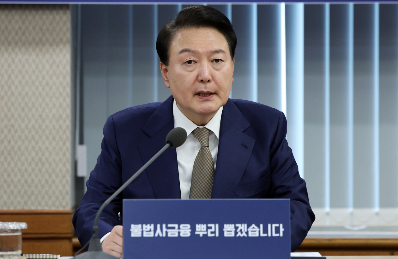 윤석열 대통령이 9일 서울 여의도 금융감독원에서 열린 불법사금융 민생현장 간담회에 참석하고 있다. [연합]