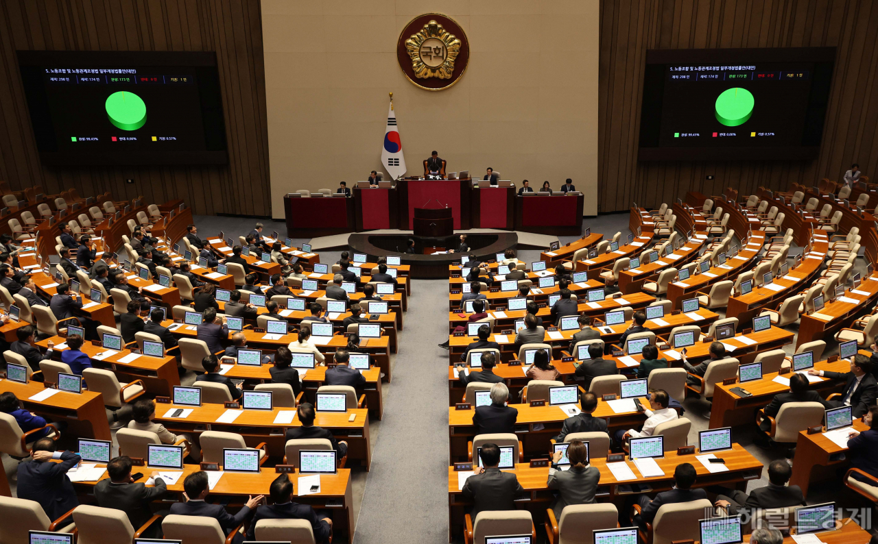 9일 오후 서울 여의도 국회에서 본회의가 열린 가운데 ‘노란봉투법’이 야당 단독으로 통과되는 모습. 이날 필리버스터를 예고한 국민의힘 의원은 필리버스터를 포기하고 퇴장했다. 이상섭 기자