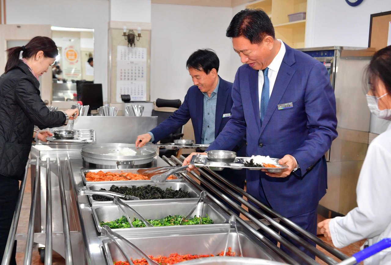 김한종군수가 전남 최초로 도입한 안평쌀로 지은 밥을 시식하고 있다