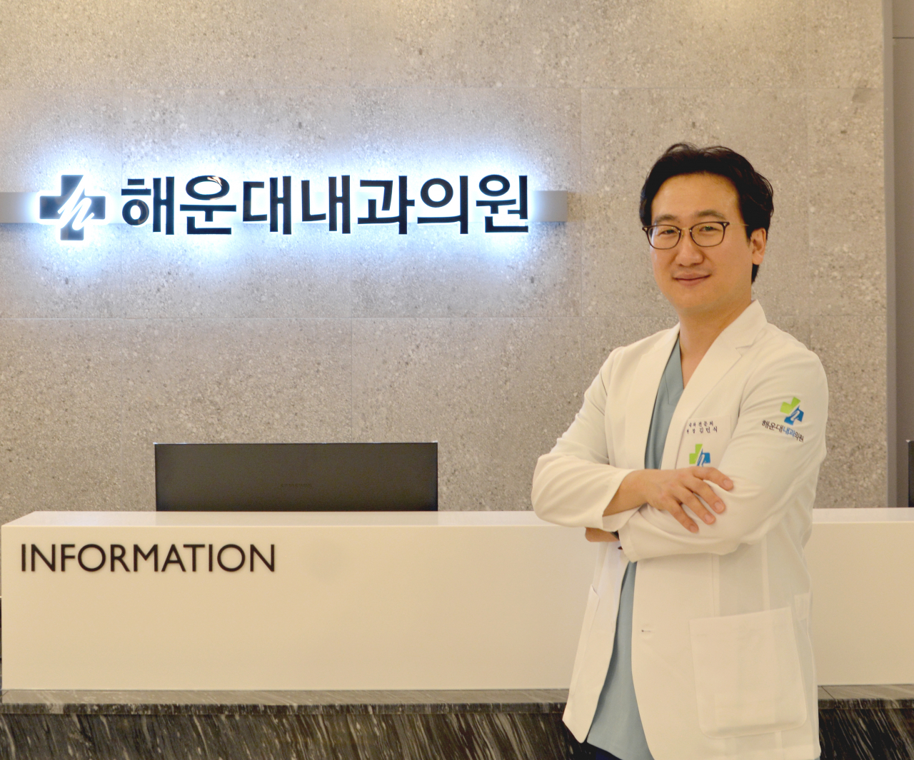 해운대내과의원 김민식 원장은 "대장암을 조기 발견할 수 있는 가장 좋은 방법은 대장내시경 검사를 주기적으로 시행하는 것인데 50대 이상이라면 증상이 없어도 5년마다 대장내시경 검사를 받는 것이 좋고 특히 대장암 가족력이 있을 경우 정기적으로 검사를 시행하는 것이 권장된다"고 조언했다.