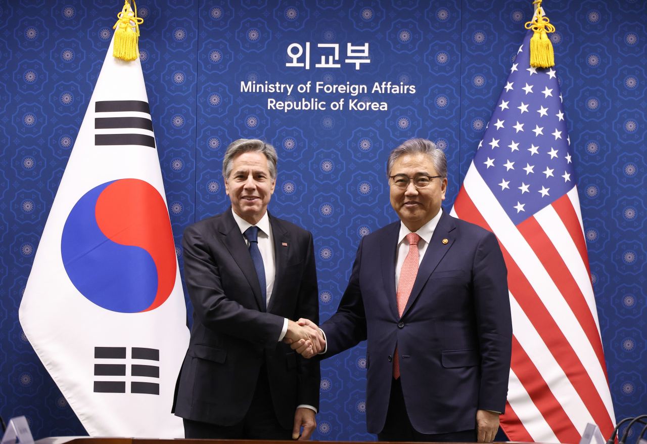 박진 외교부 장관과 토니 블링컨 미국 국무장관이 9일 오후 서울 종로구 외교부에서 열린 한미 외교장관회담에서 만나 악수하며 기념 촬영하고 있다. [연합]