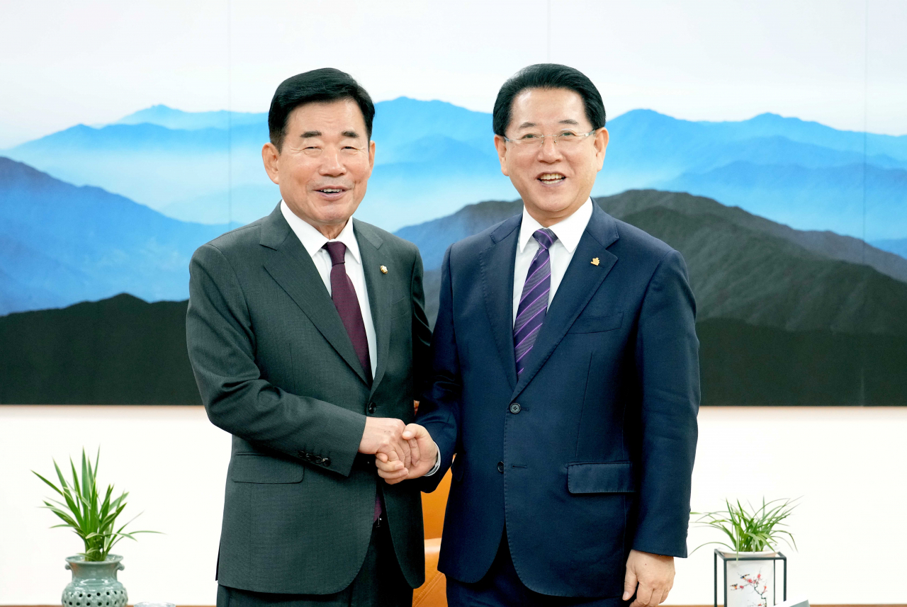 전남도는 내년 예산 확보를 위해 국회을 방문한 김영록지사가 김진표의장과 환담했다고 9일 밝혔다