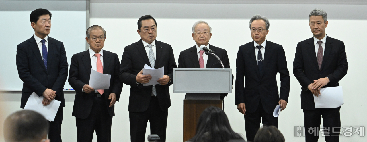지난해 '경제위기극복' 성명서를 발표식에 선 우태희(왼쪽부터) 대한상공회의소 상근부회장, 권태신 전국경제인연합회 상근부회장, 구자열 무역협회회장, 손경식 경총 회장, 최진식 한국중견기업연합회 회장, 이재원 중기중앙회 전무. [임세준 기자]