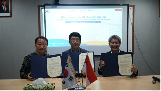 (왼쪽부터) 심재용 ㈜NEC파워대표, 성호진 고등기술연구원 단장), Iwa Garniwa. M. K. Rektor ITPLN.