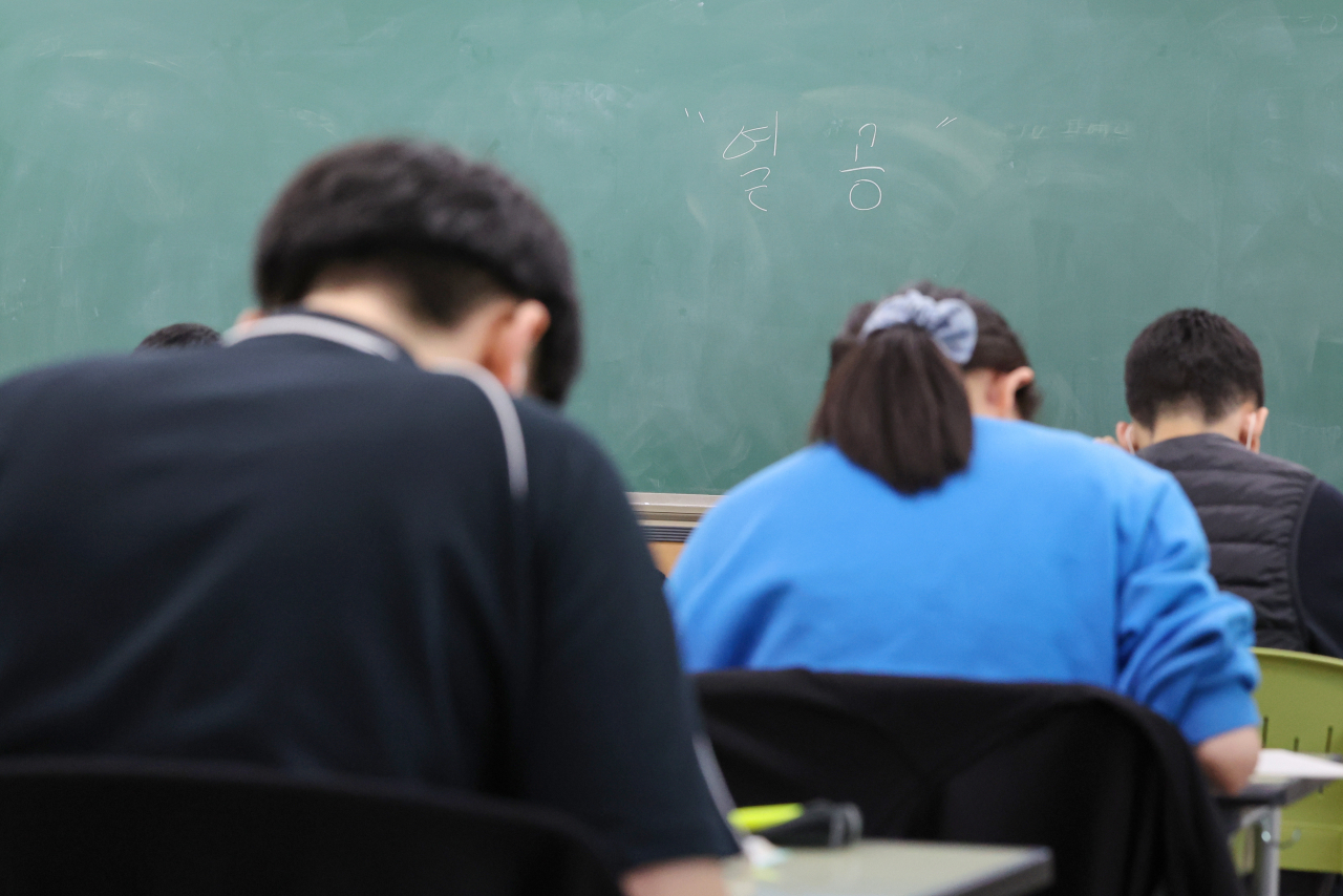 2024학년도 대학수학능력시험을 30일 앞둔 17일 서울 시내 한 고등학교에서 고3 학생들이 자율 학습하고 있다. [연합]