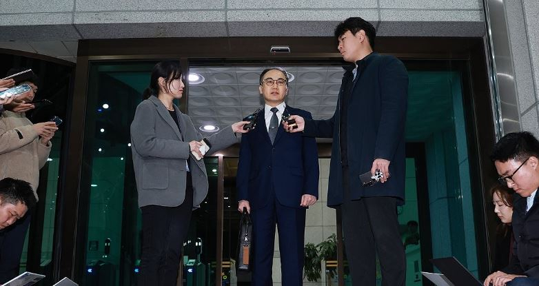 이원석 검찰총장이 9일 오후 서울 서초구 대검찰청에서 퇴근하며 더불어민주당이 손준성 대구고검 차장검사, 이정섭 수원지검 2차장검사 등 검사 2명에 대한 탄핵소추안 발의 입장을 밝히고 있다. [연합]
