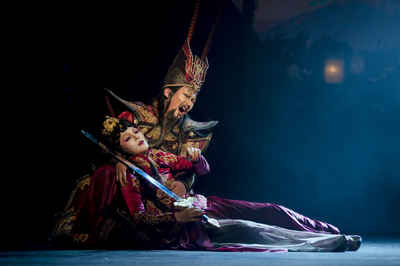 Pansori singers Kim Jun-soo (left) and Jeong Bo-gwon perform in “Farewell My Concubine.” (National Theater of Korea)