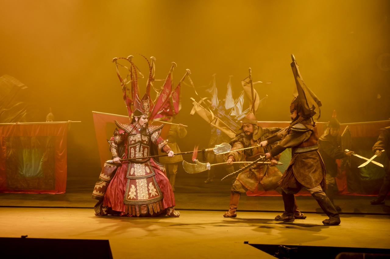 Pansori singer Jeong Bo-gwon performs as Hang Woo in “Farewell My Concubine.” (National Theater of Korea)