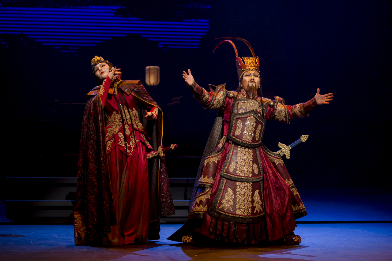 Pansori singers Kim Jun-soo (left) and Jeong Bo-gwon perform in “Farewell My Concubine.” (National Theater of Korea)