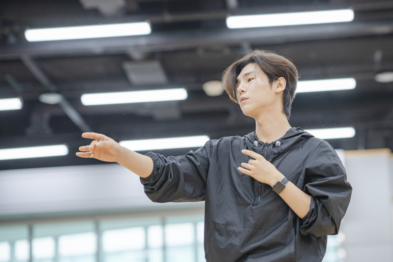 Pansori singer Kim Jun-soo rehearses a scene from “Farewell My Concubine.” (National Theater of Korea)