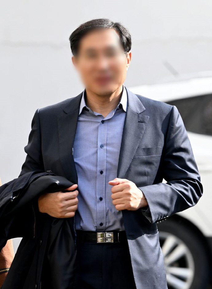 구속 기소된 사건 브로커로부터 금품을 받아 수사에 개입했다는 혐의로 구속영장이 청구된 전직 경찰 고위 간부 A씨가 9일 오전 광주 동구 광주지방법원에서 영장실질심사를 받기 위해 법원으로 들어서고 있다.[뉴시스]