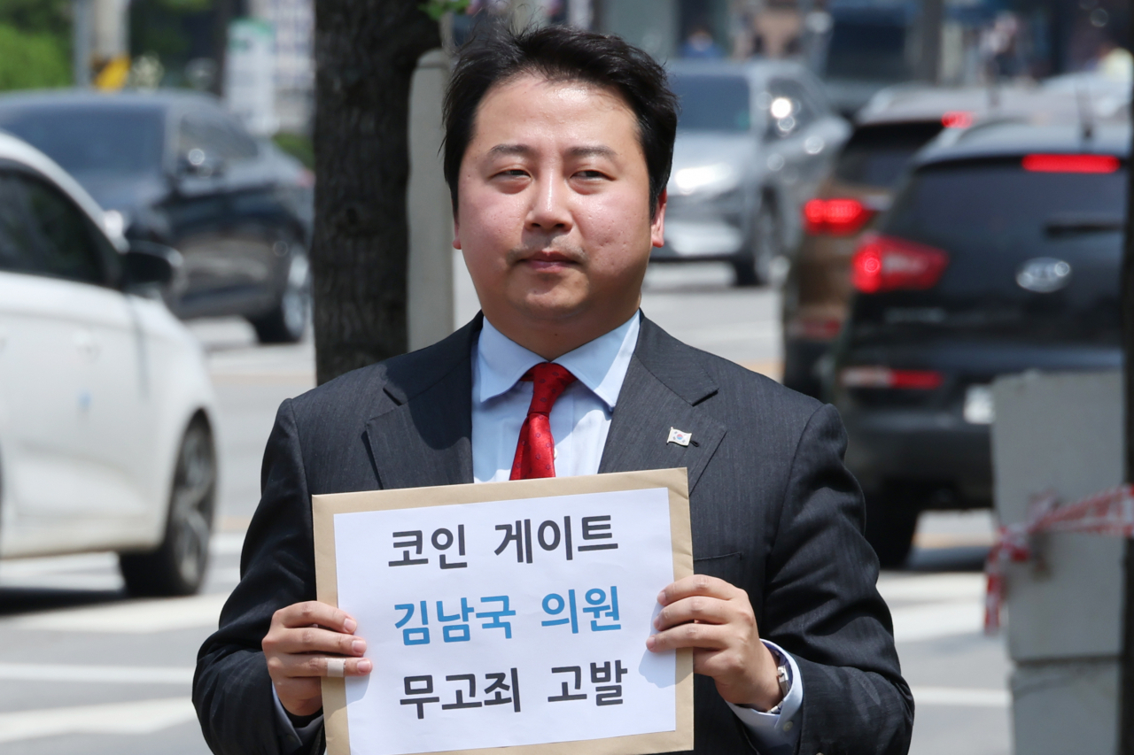 장예찬 국민의힘 청년최고위원이 자신을 허위사실 적시에 의한 명예훼손죄로 고소한 김남국 의원을 무고죄로 고발하기 위해 지난 6월 15일 오후 서울 영등포경찰서 민원실로 들어가고 있다. [연합]