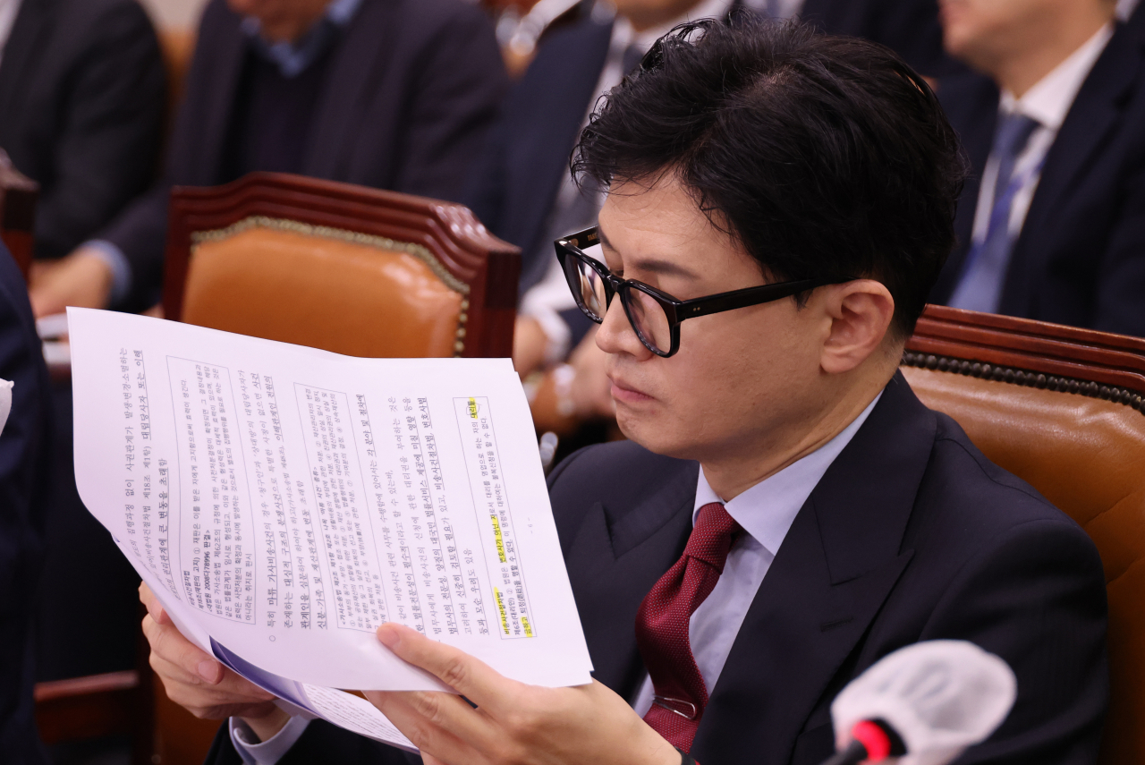 한동훈 법무부 장관이 지난 9일 국회 법제사법위원회 전체회의에서 답변을 준비하고 있다. [연합]