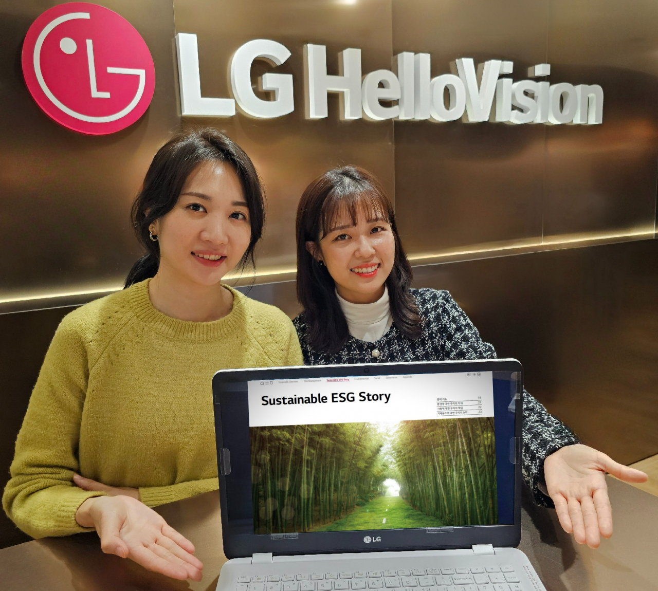 LG헬로비전 관계자들이 LG헬로비전의 ESG경영 성과를 담아낸 지속가능경영보고서를 소개하고 있다. [LG헬로비전 제공]