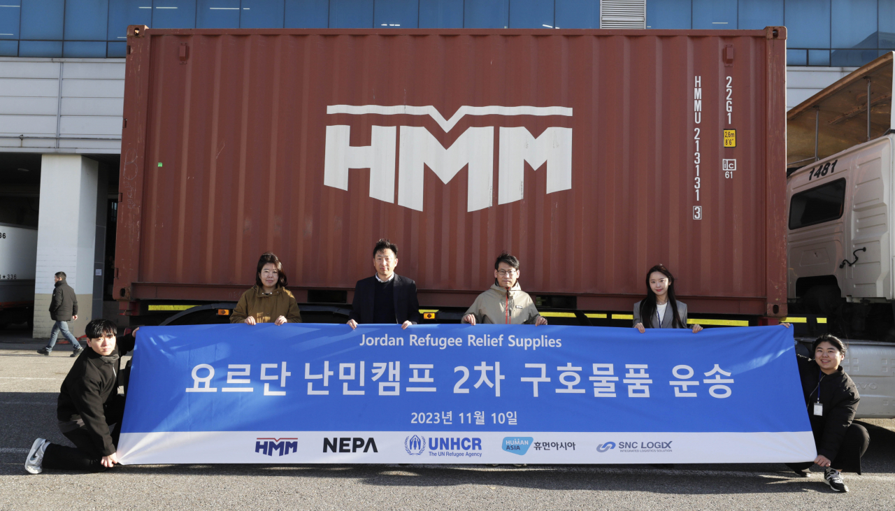 HMM을 비롯한 네파, 휴먼아시아 등 관계자들이 10일 인천광역시 서구 네파물류센터에서 진행된 ‘요르단 난민캠프 2차 구호물품 운송’ 전달식에서 기념 촬영을 하고 있다. [HMM 제공]