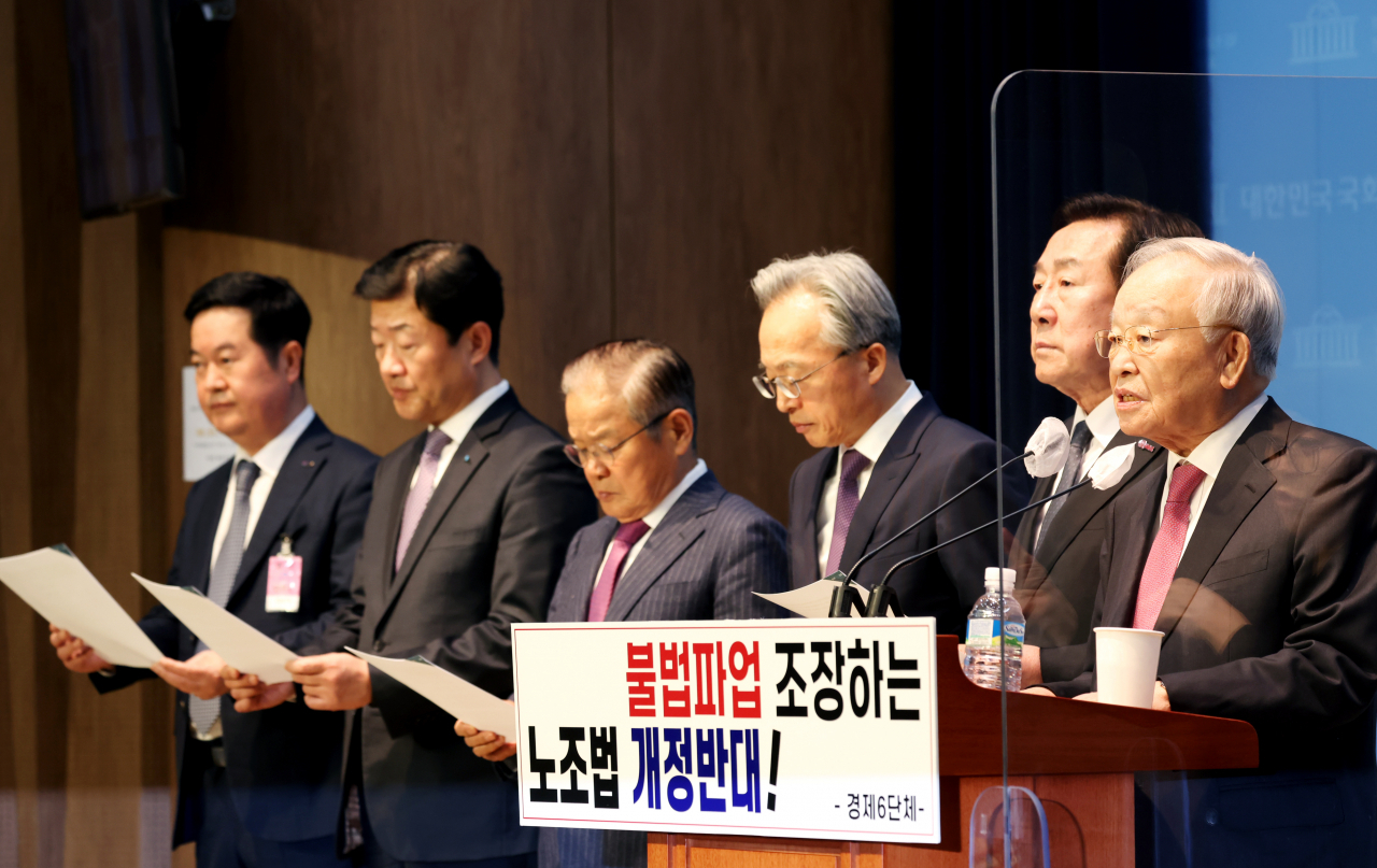 지난 2월 국회 소통관에서 열린 '노란봉투법' 기자회견에 참석한 경제 6단체 회장단. 손경식(사진 오른쪽부터) 경총 회장, 김기문 중소기업중앙회 회장, 최진식 중견기업연합회 회장, 권태신 당시 한경협(구 전경련) 부회장, 우태희 대한상의 부회장, 김고현 무역협회 전무. [경총 제공]