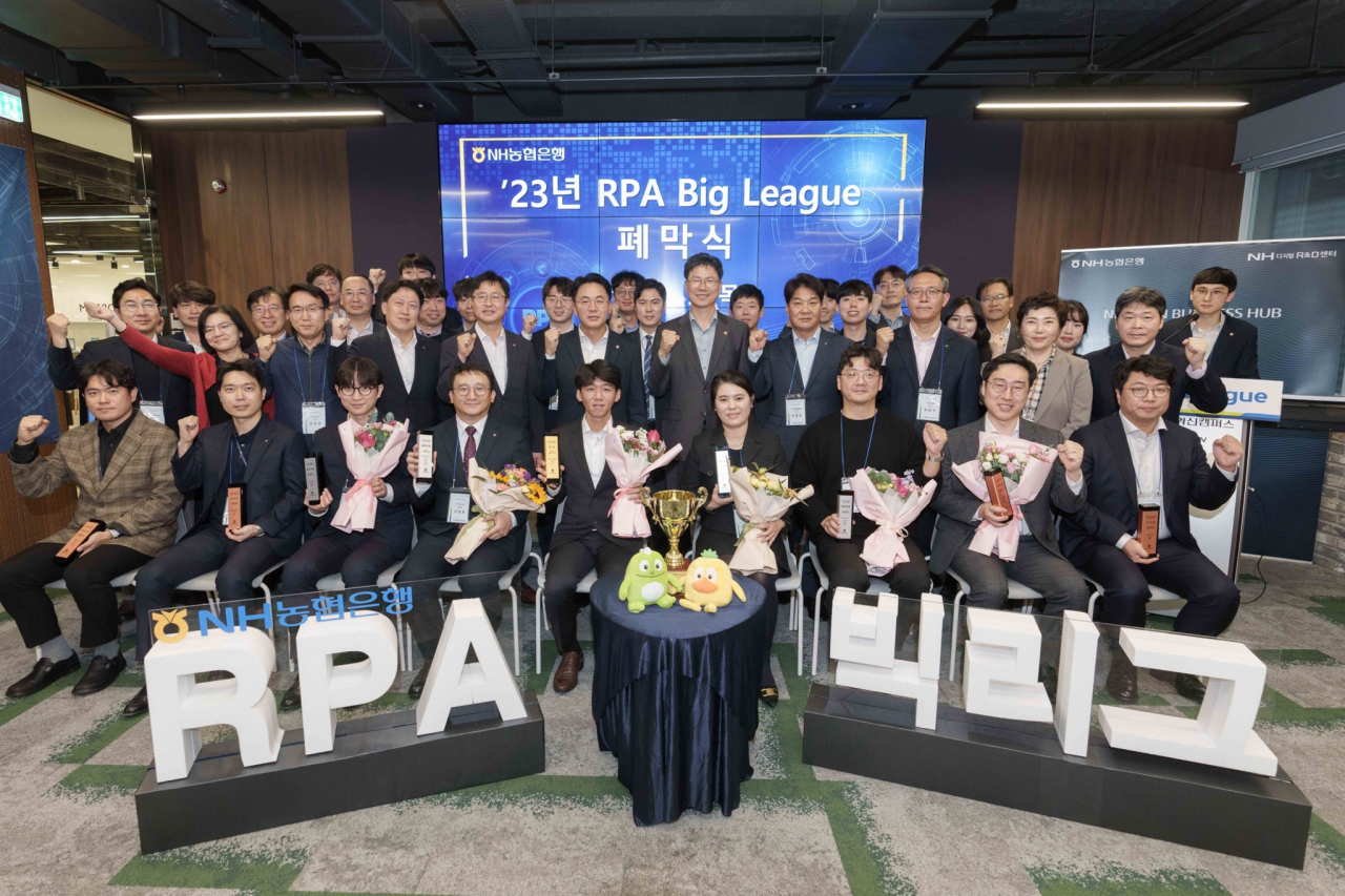 이석용 NH농협은행장(두번째줄 왼쪽에서 여섯번째)이 RPA 빅리그 폐막식 후 참가 직원들과 기념사진을 찍고 있다.