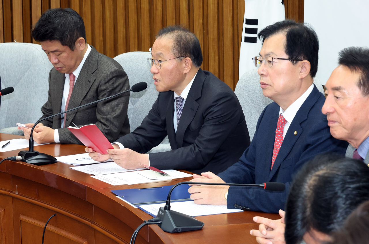 국민의힘 윤재옥 원내대표가 10일 국회에서 원내대책회의를 하고 있다. [연합]