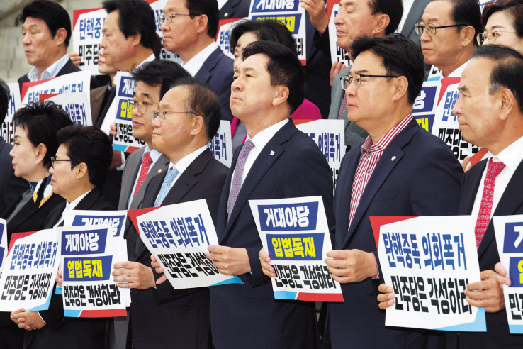 김기현 국민의힘 대표를 비롯한 여당 의원들이 9일 오후 국회 본청 앞 계단에서 더불어민주당의 법안 강행처리와 탄핵소추안 발의 등 ‘입법독재’를 규탄하는 피켓시위를 하고 있다. 국민의힘은 민주당의 ‘노란봉투법’과 방송3법 처리를 막기 위해 필리버스터(합법적 의사진행 방해를 위한 무제한 토론)를 계획했으나 전격 철회하고 표결에 불참했다. 이상섭 기자