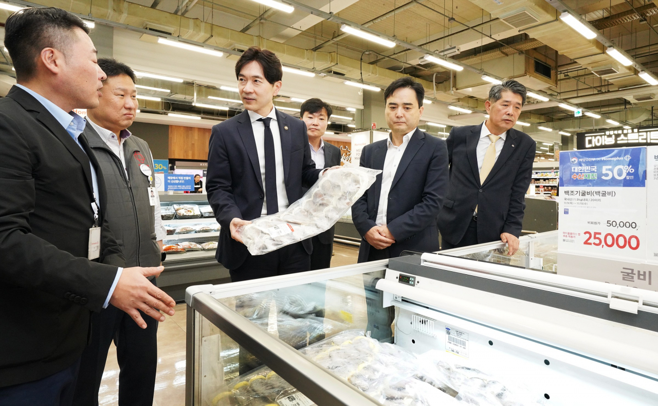 박성훈 해양수산부 차관이 9일 서울시 영등포구 홈플러스 영등포점을 방문, 수산물 물가안정 이행대책 현장을 점검하고 있다. [연합]