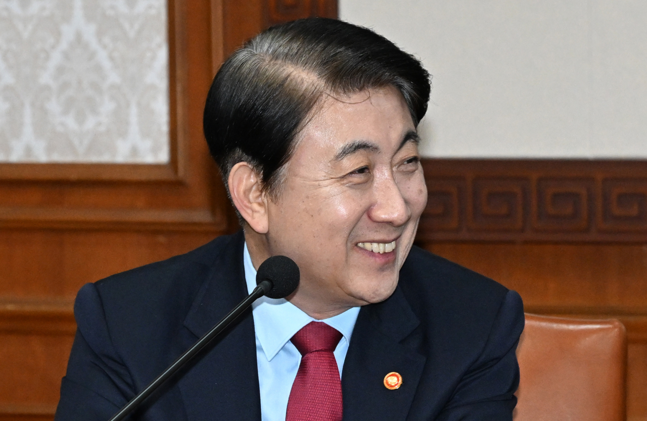 이동관 방송통신위원회 위원장이 10일 서울 종로구 정부서울청사에서 열린 국무회의에 참석해 미소짓고 있다. 임세준 기자