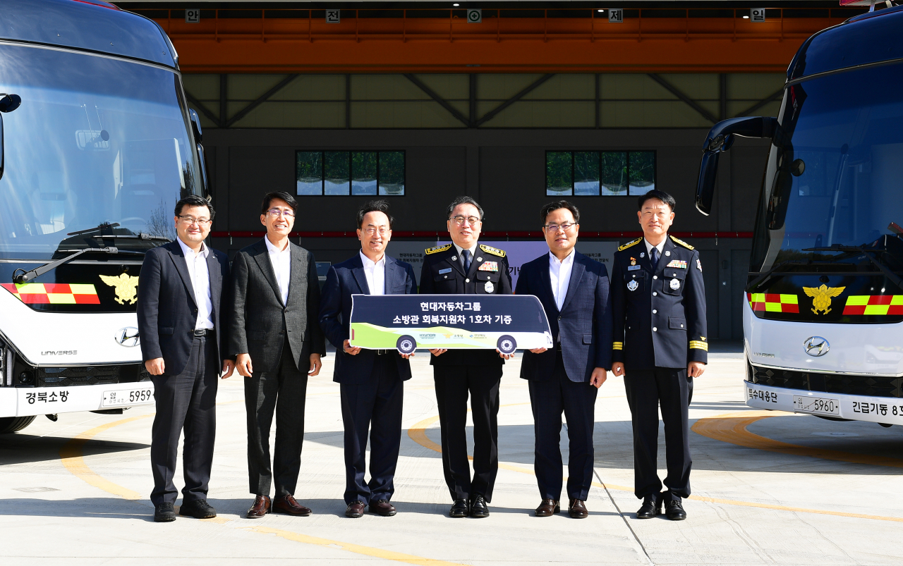 조영준(왼쪽부터) 대한상공회의소 지속가능경영원장, 김동욱 현대차그룹 부사장, 김걸 현대차그룹 사장, 이일 소방청 차장, 김학홍 경상북도 행정부지사, 이영팔 경북소방본부장이 기념 촬영을 하고 있는 모습. [현대차그룹 제공]