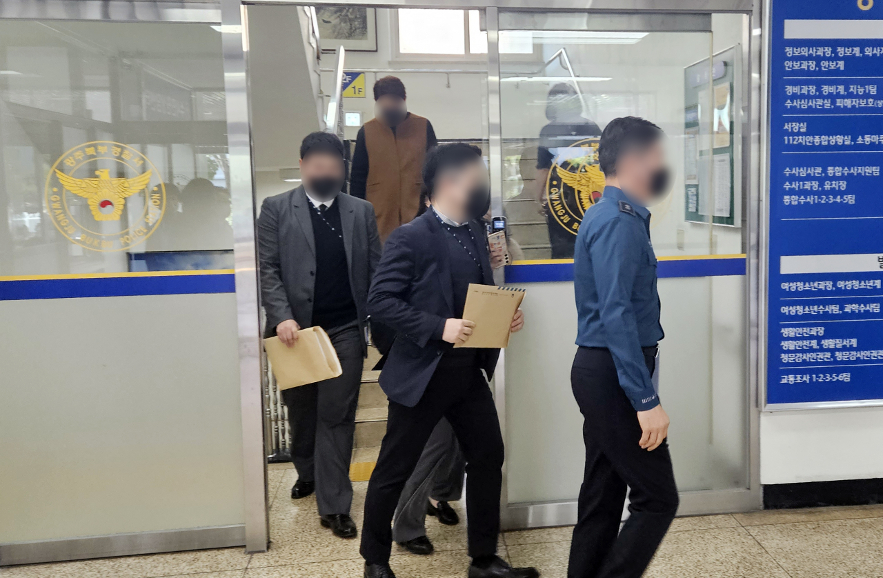 10일 오후 광주 북구 북부경찰서에서 검찰 관계자가 간부급 직원에 대한 압수수색 영장을 집행하러 가고 있다. 검찰은 사건 청탁을 대가로 18억여원의 금품을 받아챙긴 혐의로 브로커 성모씨를 구속하고 경찰과 검찰 연루자에 대한 수사를 이어가고 있다.[연합]