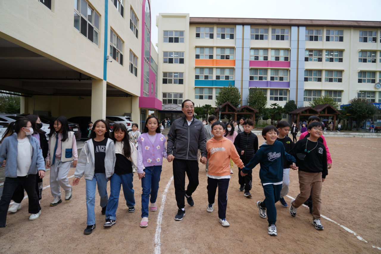 하윤수 부산시교육감이 10일 오전 연서초등학교에서 학생들과 아침체인지 활동을 하고 있다. [사진=부산교육청]